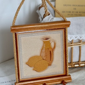 Percha vintage para paños de cocina, madera, loza, cuerda, motivo de jarra de limón - Vajilla francesa antigua - Estilo clásico