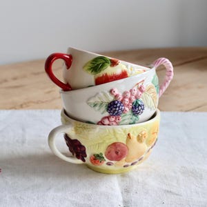 Drei Vintage-Tassen/Becher aus Steingut und Barbotine – Fruchtmotive – Shabby Chic – Französisches Geschirr – Landhausstil