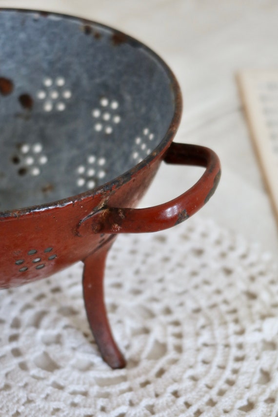 Ancienne Passoire Orange Sur Pieds – Métal émaillé – Déco Cuisine Rétro