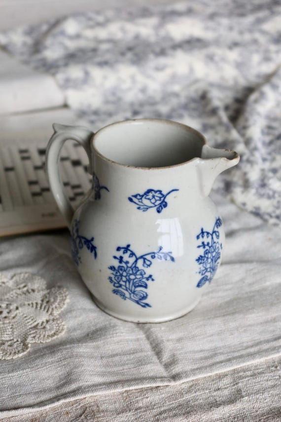 Pichet antique terre d'acier Saint-Uze motif fleuri bleu cobalt - Les Bleus de Saint-Uze - Décoration française - Rustique - Cottage