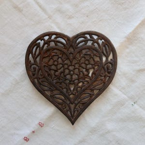 Antique cast iron trivet with a patinated, openwork heart shape - Antique French tableware - Table accessory - Rustic style