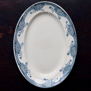 Vintage ovale Servierplatte, Steingut von Saint Amand, Nouvelle Usine Céramique du Nord – Suzanne-Muster – klassisches antikes französisches Geschirr