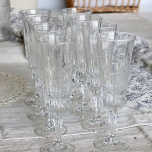 8 coupes à champagne vintage en verre pressé – Style Art Déco - Années 1950 - Verrerie française ancienne - Arts de la table