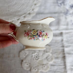 Mini pot à lait vintage porcelaine beige - Décor fleuri et liseré doré - Style cottage core - Vaisselle française ancienne
