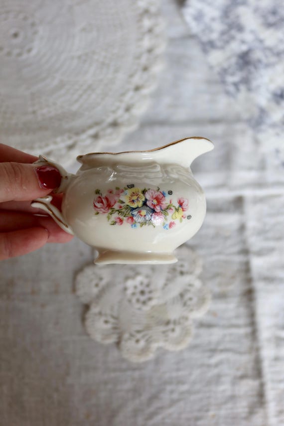 Vintage Mini-Milchkännchen aus beigefarbenem Porzellan – Blumendekor und Goldrand – Landhausstil – Antikes französisches Geschirr