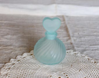 Vintage blue frosted glass perfume bottle - Heart-shaped stopper - Cottage core style - Elegant antique decoration - Bathroom accessory