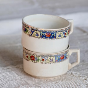 Antique chocolate cup in ivory earthenware - Polychrome frieze decoration and angular handle - Antique tableware - French ironstone tableware