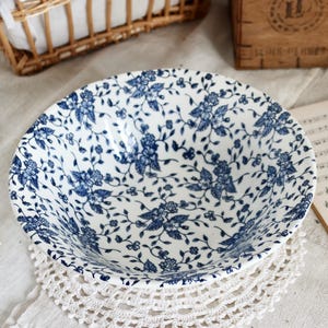 Vintage English Royal Tudor earthenware salad bowl, blue and white bouquet pattern - Cottage core, rustic farmhouse - Antique English vintage tableware