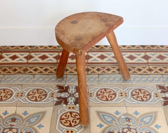Taburete trípode de madera antiguo – Asiento rústico semicircular – Mesa auxiliar de madera antigua – Muebles de mediados de siglo – Mobiliario – Estilo rústico campestre