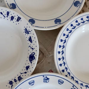 4 platos hondos antiguos de loza azul y blanca desiguales - Lote Margot - Vajilla antigua desigual -