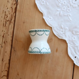 Antique diabolo-shaped egg cup in ironstone, ivory and green pattern - Table accessory - Collectible - Antique French tableware -