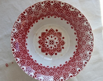 Ensaladera antigua de loza de Saint-Amand, modelo 2078 – Decoración geométrica color burdeos con efecto encaje – Vajilla francesa antigua