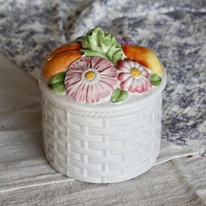 Bonbonnière vintage céramique tressée et barbotine - Couvercle fruits et fleurs en relief - Rangement ancien française - Cottage core