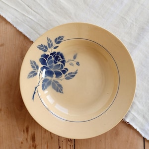 Piatto fondo vintage in terracotta Saint Amand color ocra - Decorazione a stencil rosa e blu - Servizio da tavola francese antico - Stile rustico