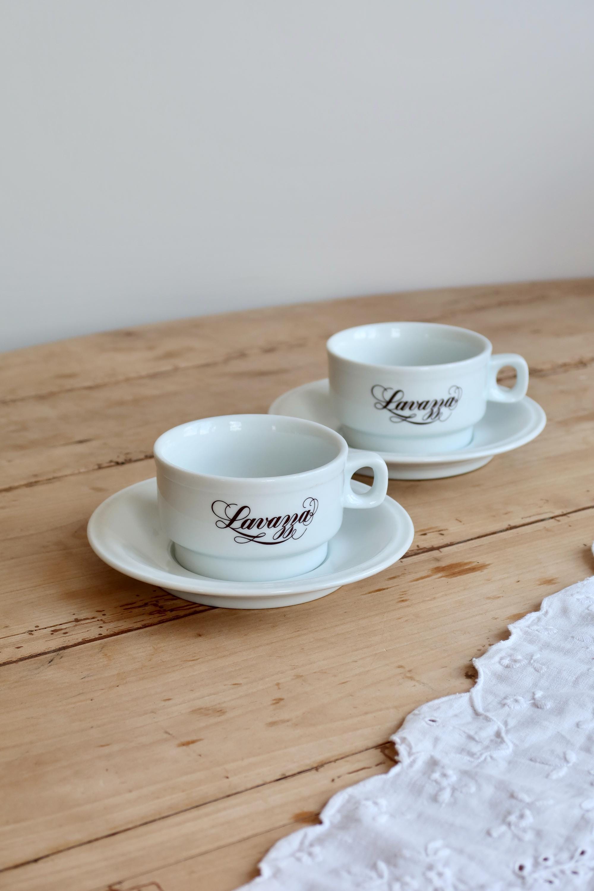 Vintage Lavazza Kaffeetassen aus weißem Porzellan mit Untertassen – Barista-Bistro-Stil – Schwarzes Logo
