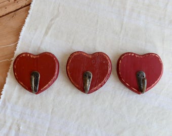 3 vintage heart-shaped wall hooks - Red painted wood and distressed hooks - Romantic decor - French storage - Rustic country