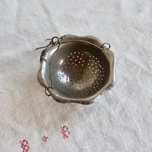 Colino da tè vintage in metallo argentato - Accessorio da tè antico - Servizio da tavola francese - Stile classico ed elegante