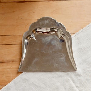 Ramasse-miettes vintage en métal argenté – Style rocaille - Accessoire de table français
