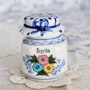 Vintage porseleinen kruidenpot met blauwe bloemversiering – Paprika – Opbergpot – Landelijke keuken – Aardewerkcollectie