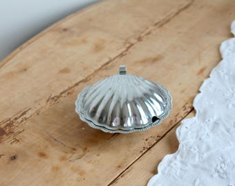 Burriera vintage in metallo argentato a forma di conchiglia – Burriera con coperchio a forma di smeraldo – Servizio da tavola vintage – Anni '70