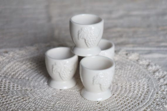 Vintage-Eierbecher aus weißem Porzellan mit Fruchtmotiv – Antikes französisches Geschirr – Landhausstil – Tischaccessoire