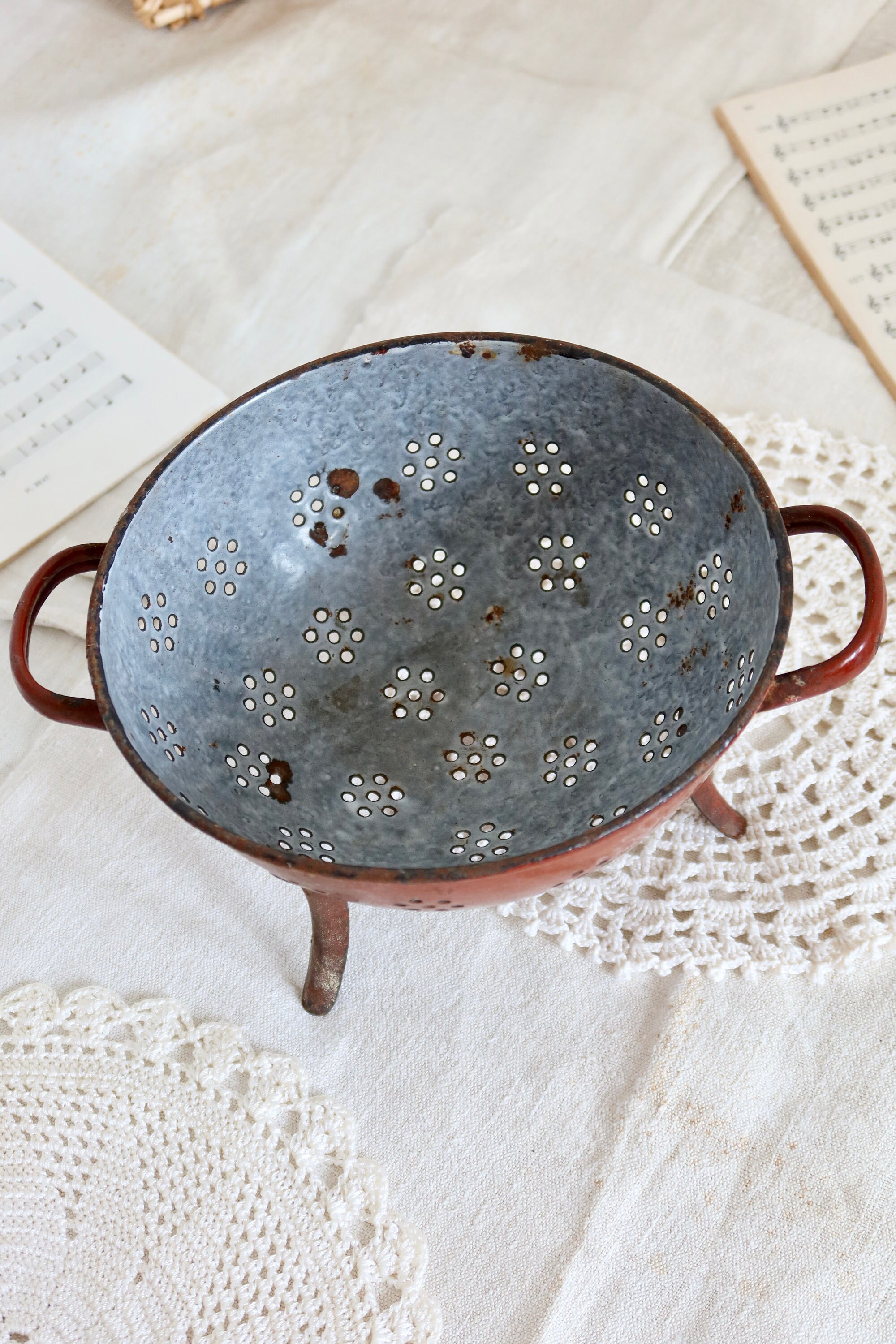 Passoire + Poêle Pliante Vintage - Tôle émaillée Orange à Motif Coqs - Occasion