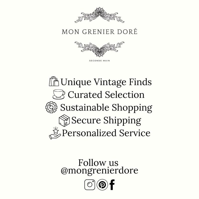 Puede incluir: Fondo blanco con el texto "MON GRENIER DOR&Eacute;" y "SECONDE MAIN". Debajo, se enumeran "Unique Vintage Finds", "Curated Selection", "Sustainable Shopping", "Secure Shipping" y "Personalized Service". Tambi&eacute;n se incluyen las redes sociales.