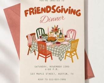 Puede incluir: Una tarjeta de invitación color crema para una cena de Friendsgiving con un mantel de cuadros verdes y blancos, un pavo asado, varios platos y sillas coloridas. El texto dice: YOU'RE INVITED TO FRIENDSGIVING DINNER, SATURDAY, NOVEMBER 23RD, 6:00 P.M., 123 MAPLE STREET, AUSTIN, TX, RSVP TO 512-555-7890.
