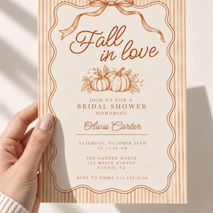 Puede incluir: Una tarjeta de invitación rectangular para despedida de soltera con centro crema y borde de rayas naranjas. Presenta un lazo y calabazas dibujados con líneas marrones, y el texto Fall in love, JOIN US FOR A BRIDAL SHOWER, HONORING, Olivia Carter, SATURDAY, OCTOBER 26TH, AT 11:00 AM, THE GARDEN HOUSE, 123 MAPLE AVENUE, AUSTIN, TX, RSVP TO EMMA 512.555.0198.