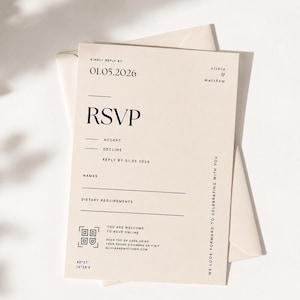 Peut inclure: Une carte RSVP couleur crème avec du texte noir indiquant les noms Olivia & Matthew, la date 01.05.2026 et un code QR pour les réponses en ligne. La carte inclut des lignes pour les noms et régimes alimentaires, ainsi que les coordonnées 40°37' 14°29'E.