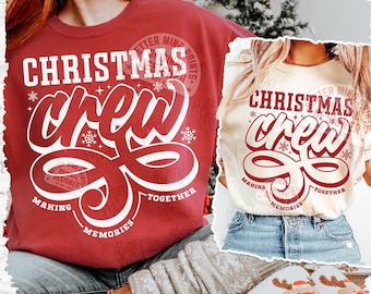 Op de afbeelding: Een bordeaux sweatshirt en een crèmekleurig t-shirt met de tekst "CHRISTMAS crew" in een feestelijk ontwerp. Het ontwerp bevat sneeuwvlokken en de zin "MAKING MEMORIES TOGETHER".