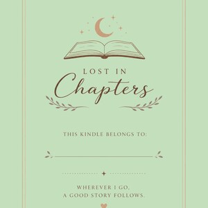 Puede incluir: Una impresión digital verde claro con las palabras "LOST IN Chapters" en una fuente decorativa. La imagen incluye una ilustración de libro abierto, una luna creciente y el texto "THIS KINDLE BELONGS TO:" y "WHEREVER I GO, A GOOD STORY FOLLOWS."
