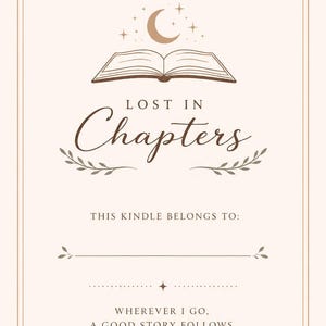 Op de afbeelding: Een beige Kindle-coverontwerp met de woorden "LOST IN Chapters" in een decoratief lettertype. Het ontwerp bevat een open boek, een halve maan, sterren en de tekst "THIS KINDLE BELONGS TO:" en "WHEREVER I GO, A GOOD STORY FOLLOWS."