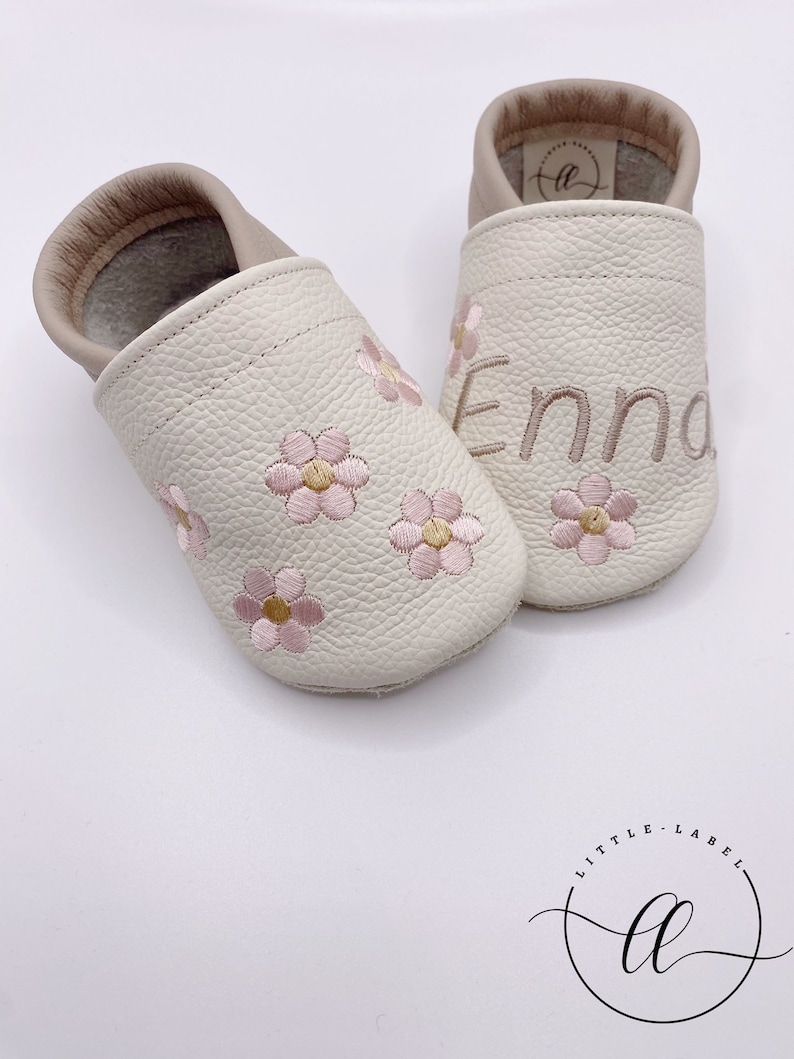 Krabbelschuhe Lederpuschen Barfußschuhe Personalisiert Blumen Boho Beige Taufgeschenk Geschenk Geburt Babyshower Kindergarten Bild 1