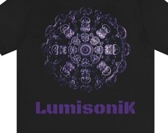 Può includere: Maglietta nera con un design a mandala viola e il testo "Lumisonik" stampato sul davanti.