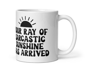 Taza blanca brillante. Rayo de sol.