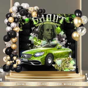 Puede incluir: Un telón de fondo para una celebración de 40 cumpleaños con un coche deportivo verde, gráficos temáticos de dinero y el nombre "Grant". El diseño incluye un retrato de Benjamin Franklin, bolsas de dinero y globos en negro, dorado y plateado. El telón está sobre una plataforma dorada.