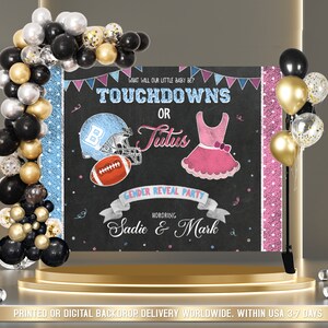 Könnte beinhalten: Ein Gender Reveal Party-Hintergrund mit Kreidetafel-Design. Der Text auf der Kreidetafel lautet "What will our little baby be? Touchdowns or Tutus? Gender Reveal Party Honoring Sadie & Mark". Der Hintergrund ist mit rosa und blauen Punkten sowie einem Fußball und einem Tutu verziert.