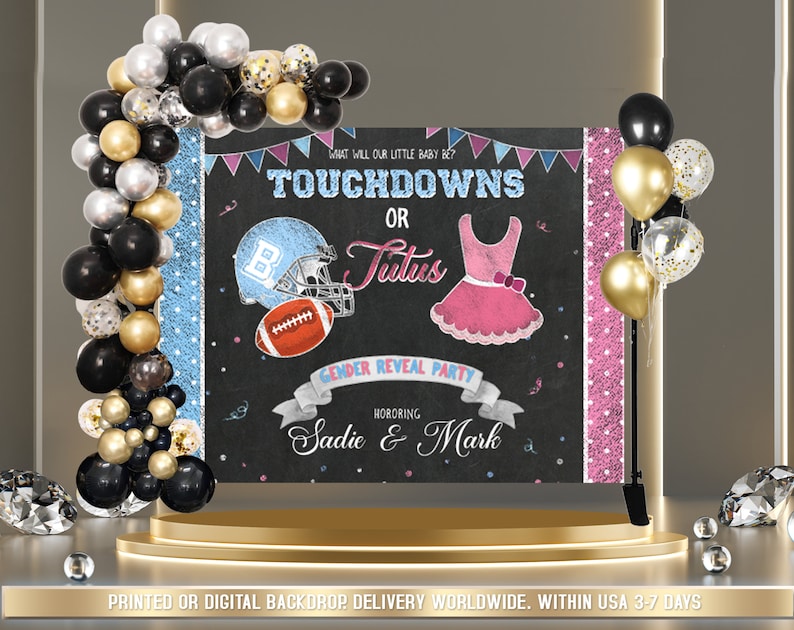 Pu&ograve; includere: Uno sfondo per una festa di rivelazione del sesso con un design a lavagna. Il testo sulla lavagna recita "What will our little baby be? Touchdowns or Tutus? Gender Reveal Party Honoring Sadie & Mark". Lo sfondo &egrave; decorato con pois rosa e blu e un pallone da calcio e un tut&ugrave;.