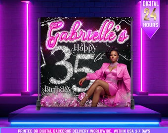 Op de afbeelding: Een roze en zwarte verjaardagsachtergrond met een vrouw in een roze jurk en een met diamanten bezet nummer 35. De achtergrond zegt "Gabriello's Happy 35th Birthday".