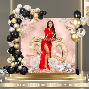 Op de afbeelding: Een roze en gouden achtergrond met een groot nummer 30, de naam Mahalia's en een vrouw in een rode jurk. De achtergrond is versierd met witte bloemen en glitter. De achtergrond is omringd door gouden en zwarte ballonnen.