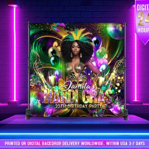 Puede incluir: Un telón de fondo para fiestas con temática de Mardi Gras con una mujer con un disfraz morado y verde con detalles dorados. El telón de fondo tiene un fondo brillante con cuentas doradas y verdes, máscaras y otras decoraciones de Mardi Gras. El texto "Jamila's Mardi Gras 35th Birthday Party" se muestra en el telón de fondo.