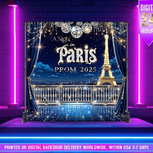 Peut inclure: Une toile de fond pour un événement de bal de promo, avec la Tour Eiffel et l'inscription "A Night in Paris PROM 2025". Le design comprend un balcon, des rideaux et des boules disco, sur fond de ciel nocturne. La toile est sur une scène avec des néons.
