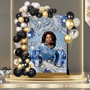 以下が含まれることがあります： デニムのシャツと真珠のネックレスを着た女性の画像が写った青と白のデジタル背景。背景は銀と金の風船、真珠、ダイヤモンドで飾られています。背景には「Harley's」という文字が銀色のグリッターで書かれています。