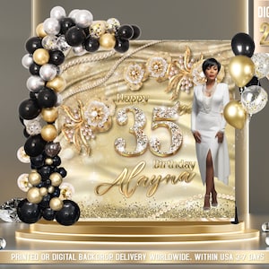 Op de afbeelding: Gouden en zwarte ballonboog met een achtergrond met een gouden en wit ontwerp met de tekst "Happy 35th Birthday Alayna". Een vrouw in een witte jurk staat voor de achtergrond.