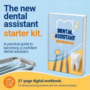 Op de afbeelding: De nieuwe starterkit voor tandartsassistenten, een praktische gids om een zelfverzekerde tandartsassistent te worden. Een werkboek met een tandafbeelding en instrumenten op de kaft, een tray met metalen instrumenten en een 27-pagina label.