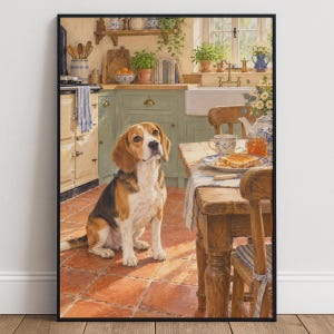 Puede incluir: Una lámina artística enmarcada que muestra a un beagle tricolor sentado sobre un suelo de baldosas de terracota en una cocina rústica. La escena incluye una mesa de madera con tostadas, una taza de té y una tetera, junto a armarios verdes.