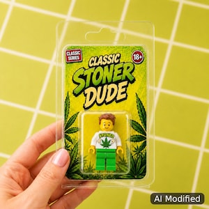 Puede incluir: Una minifigura coleccionable en envase de plástico titulada Classic Stoner Dude. El empaque presenta gráficos de hojas de cannabis verdes, el texto Classic Series y un símbolo de 18+. La figura tiene cabello castaño, una camiseta blanca con una hoja verde y pantalones verdes.