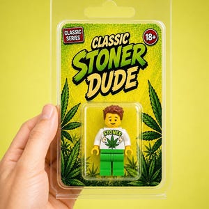 以下が含まれることがあります： Classic Stoner Dudeというタイトルのプラスチックパッケージ入りミニフィギュア。パッケージには緑色のカンナビスの葉のグラフィック、赤いClassic Seriesラベル、18+のシンボルが描かれています。ミニフィギュアは茶色の髪で、葉のグラフィックがプリントされた白いシャツと緑色のズボンを着用しています。