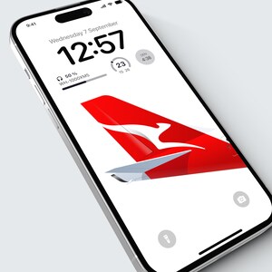 K&ouml;nnte beinhalten: Ein wei&szlig;es Smartphone mit einem roten Flugzeugheck auf dem Bildschirm. Das Heck hat ein wei&szlig;es K&auml;nguru-Logo. Die Uhrzeit auf dem Bildschirm ist 12:57. Das Datum ist Mittwoch, der 7. September. Der Akku ist zu 50% geladen.